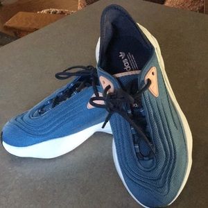 Adidas women’s size 6 1/2